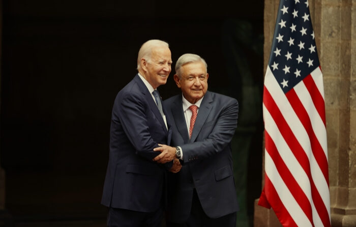 El presidente de México, Andrés Manuel López Obrador (d), saluda al presidente de EE.UU., Joe Biden, en una fotografía de archivo. (EFE/ José Méndez)
