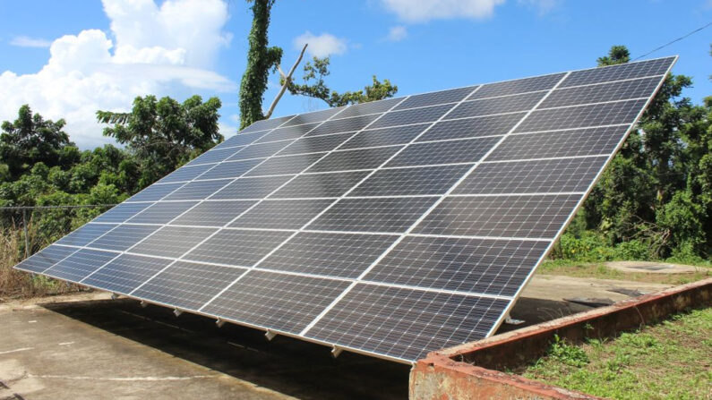 Paneles solares suministran energía al centro comunitario y la escuela del barrio Mariana en la ciudad de Humacao, al oeste de Puerto Rico, el 12 de septiembre de 2018. (Lester Jimenez/AFP vía Getty Images)