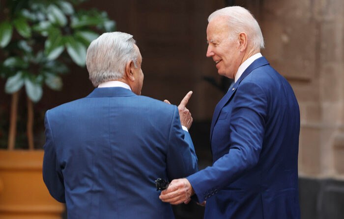 El presidente de EE.UU., Joe Biden, conversa con el presidente mexicano, Andrés Manuel López Obrador, en una fotografía de archivo. (EFE/ José Méndez)
