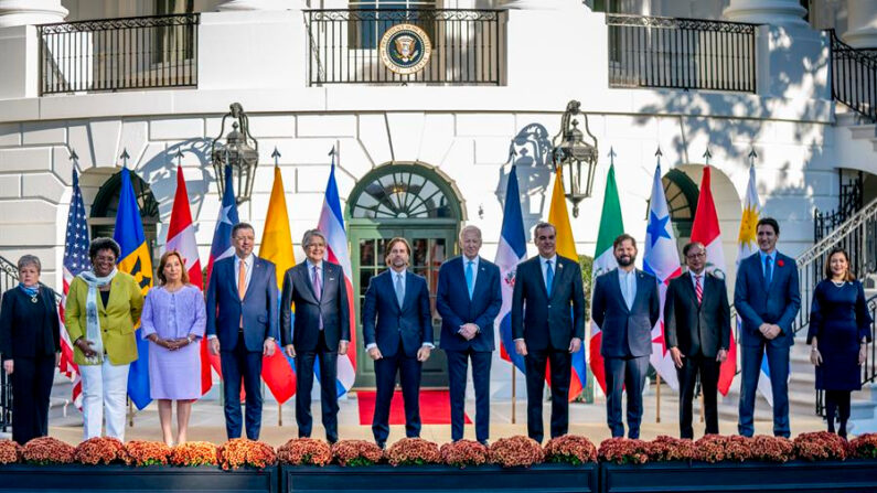 Fotografía de familia de los líderes que asisten a la Cumbre de Líderes de la Alianza para la Prosperidad Económica en las Américas (APEP), este 3 de noviembre de 2023, en la Casa Blanca, Washington. EFE/ Shawn Thew
