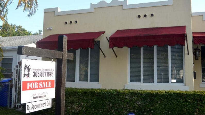 Fotografía de archivo de un cartel de "Se vende" colgado afuera de una casa, el 18 de febrero de 2022 en un barrio de Miami, Florida (EE.UU.). EFE/Álvaro Blanco