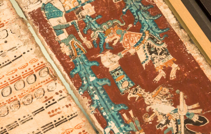 Una de las últimas páginas del Códice de Dresde del siglo XII, también conocido como "Codex Dresdensis", uno de los cuatro manuscritos mayas históricos que aún existen en el mundo, en la Biblioteca Estatal de Sajonia, en Dresde, Alemania, en fotografía del 8 de noviembre de 2012. Los documentos enumeran el calendario maya. (Joern Haufe/Getty Images)