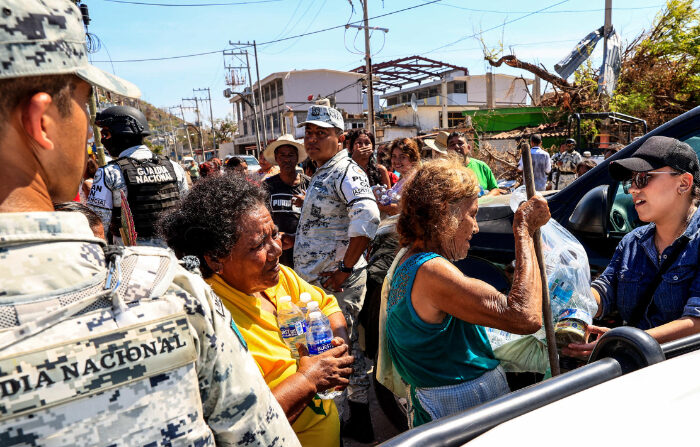Varias personas se forman para recibir ayuda el 3 de noviembre de 2023 tras el paso del huracán Otis que devastó a Acapulco, Guerrero, México. (EFE/David Guzmán)