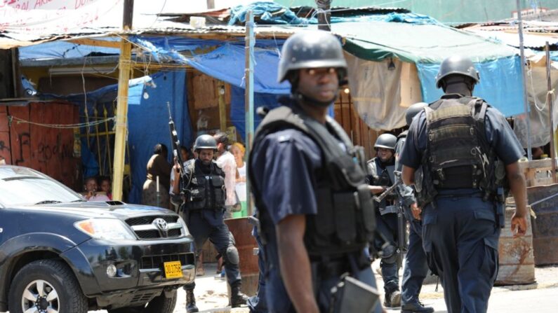Patrulla policial el 24 de mayo de 2010 en Kingston, Jamaica, después de que dos agentes de policía murieran tras ser atacados en medio de unos disturbios que se extienden. (Anthony Foster/AFP vía Getty Images)