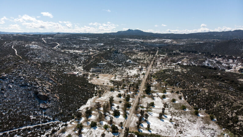 Una foto de archivo de un campo con algo de nieve en La Erendira, en las afueras de Tecate, estado de Baja California, México, el 22 de febrero de 2019. (GUILLERMO ARIAS/AFP vía Getty Images)