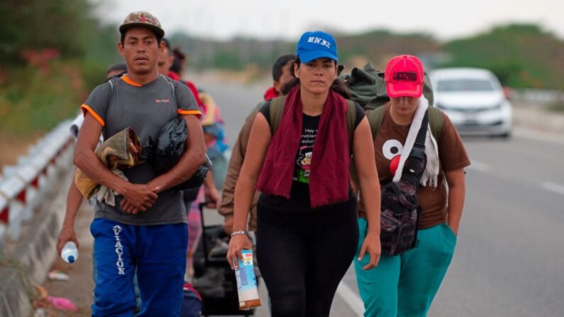 Un grupo de migrantes venezolanos camina hacia el sur por la carretera Panamericana tras recibir su permiso de refugio en el puesto fronterizo peruano del centro binacional de atención fronteriza (CEBAF) de Tumbes (Perú), el 14 de junio de 2019. (Cris Bouroncle/AFP vía Getty Images)
