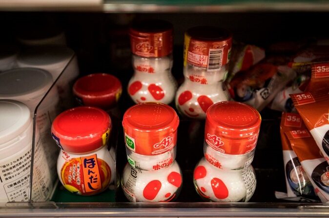 Productos con glutamato monosódico (GMS) de la empresa alimentaria Ajinomoto se exponen en un supermercado de Tokio el 20 de enero de 2020. (BEHROUZ MEHRI/AFP via Getty Images)
