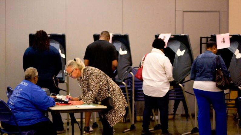 Los votantes emiten su voto durante las primarias presidenciales demócratas en Houston, Texas, el 3 de marzo de 2020. (Mark Felix/AFP vía Getty Images)