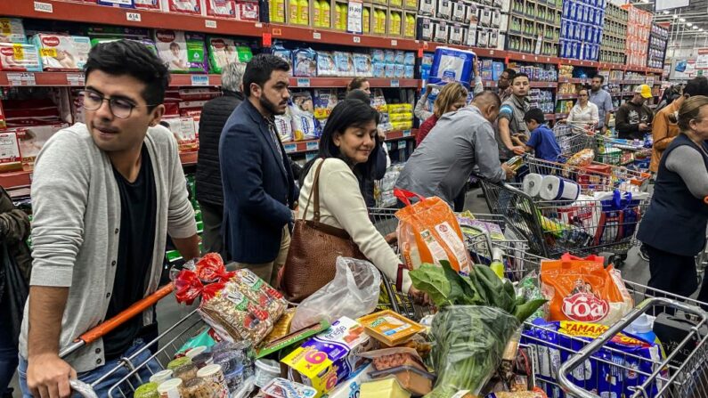 Personas compran alimentos y provisiones en un supermercado antes de la cuarentena por covid-19 en Bogotá (Colombia), el 12 de marzo de 2020. (Daniel Munoz/AFP vía Getty Images)
