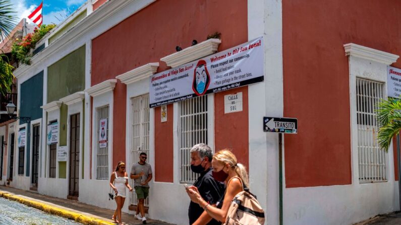 Un edificio muestra una pancarta instando a los visitantes a usar mascarillas en San Juan, Puerto Rico, el 20 de julio de 2020. (Ricardo Arduengo/AFP vía Getty Images)