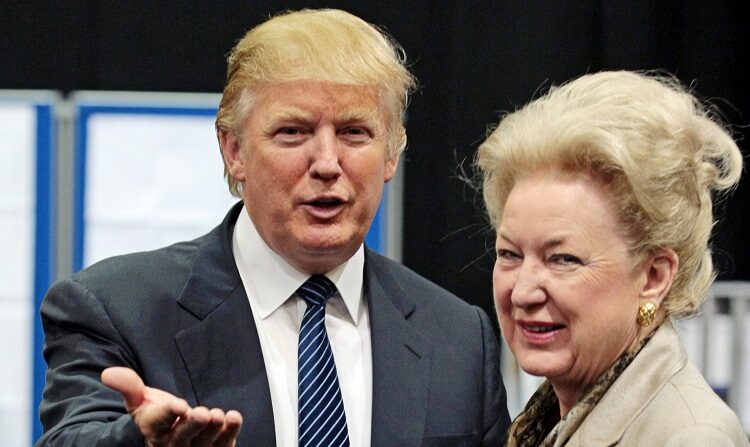 El magnate inmobiliario estadounidense Donald Trump (izq.) aparece junto a su hermana Maryanne Trump Barry en Aberdeen, Escocia, el 10 de junio de 2008. (ED JONES/AFP vía Getty Images)
