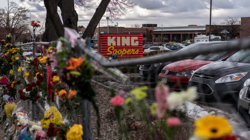 Se dejan lápidas y flores en la valla que rodea la tienda de comestibles el día después de que Ahmad Al Aliwi Alissa abriera fuego en una tienda de comestibles King Sooper's el 22 de marzo de 2021 en Boulder, Colorado, quitando la vida a diez personas, entre ellas un agente de policía. (Chet Strange/Getty Images)
