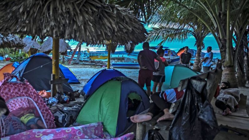 Migrantes varados procedentes de Venezuela acampan en la playa de Necoclí, Colombia, el 2 de agosto de 2021. (Joaquin Sarmiento/AFP vía Getty Images)