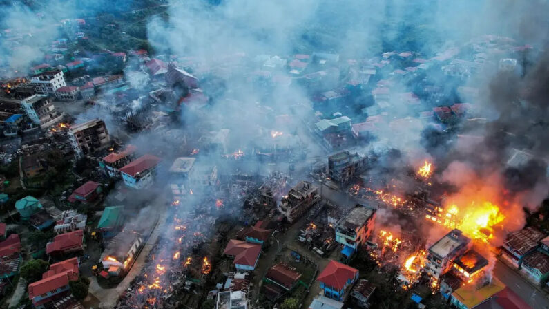 Una zona de ataques en Thantlang, en el estado de Chin, Birmania, donde más de 160 edificios fueron destruidos por bombardeos de las tropas militares de la Junta Militar, el 29 de octubre de 2021, según medios locales. (STR/AFP vía Getty Images)
