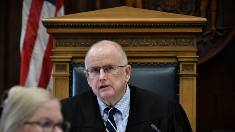 El juez Bruce Schroeder señala a los abogados durante un juicio en el juzgado del condado de Kenosha el 18 de noviembre de 2021 en Kenosha, Wisconsin. (Sean Krajacic - Pool/Getty Images)