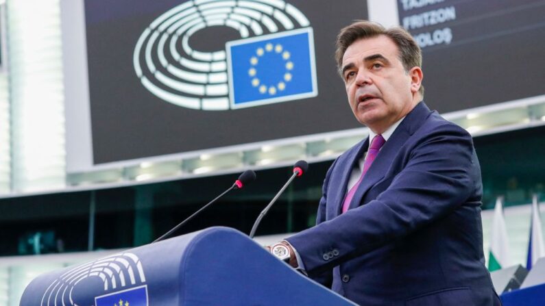 Una foto del vicepresidente de la Comisión Europea, Margaritis Schinas, pronuncia un discurso durante una sesión plenaria del Parlamento Europeo en Estrasburgo el 15 de diciembre de 2021. (JULIEN WARNAND/POOL/AFP vía Getty Images)