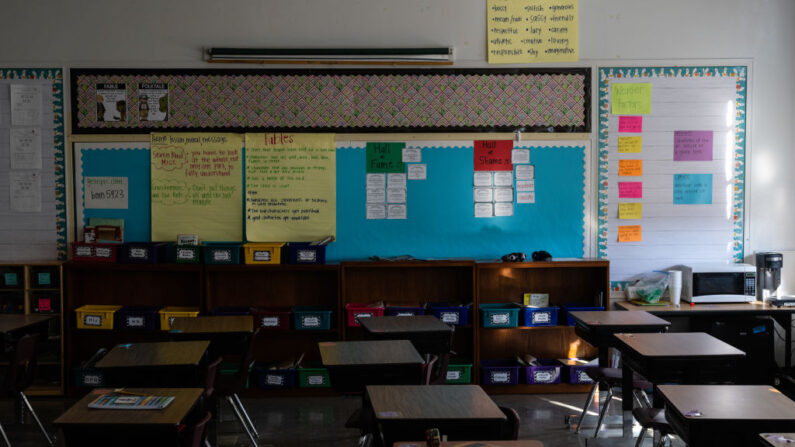En la Escuela Primaria Hazelwood el 11 de enero de 2022 en Louisville, Kentucky, se observan pupitres y cubículos sin usar en un aula vacía. (Jon Cherry/Getty Images)