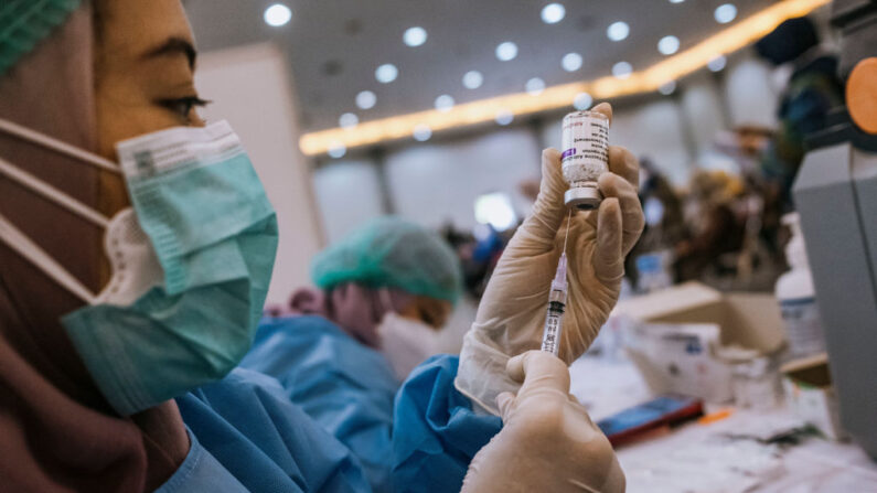 Una trabajadora sanitario prepara una dosis de la vacuna de refuerzo AstraZeneca contra el COVID-19 durante el programa de vacunación de refuerzo el 13 de enero de 2022 en Yogyakarta, Indonesia. (Ulet Ifansasti/Getty Images)