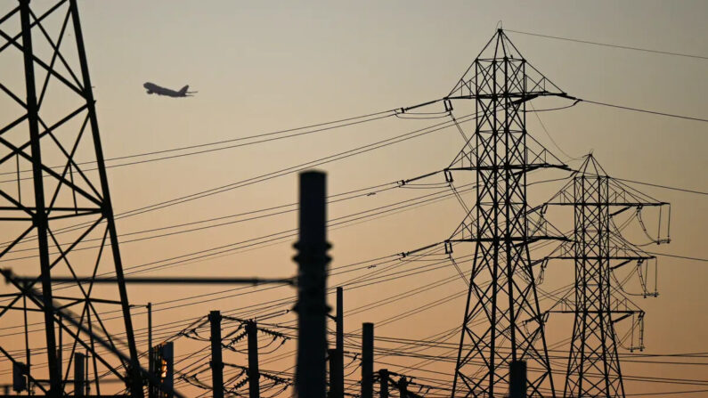 Líneas eléctricas al atardecer en El Segundo, California, el 31 de agosto de 2022. (Patrick T. Fallon/AFP vía Getty Images)