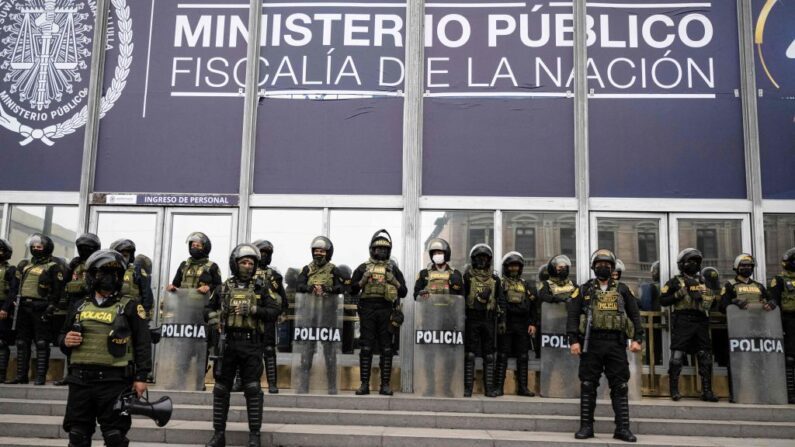 Agentes de policía montan guardia frente al edificio de la fiscalía en Lima (Perú), el 5 de septiembre de 2022. (Ernesto Benavides/AFP vía Getty Images)