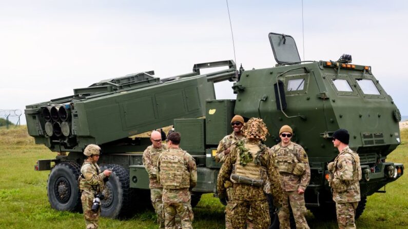 Personal militar frente a un Sistema de Cohetes de Artillería de Alta Movilidad (HIMARS) durante el ejercicio militar Namejs 2022 en Skede, Letonia, el 26 de septiembre de 2022. (Gints Ivuskans/AFP vía Getty Images)