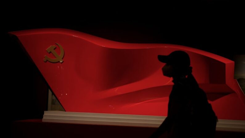 Un visitante pasa junto a una estatua de la bandera del Partido Comunista Chino en el Museo Nacional de Arte de Beijing el 29 de septiembre de 2022. (Jessica Yang/AFP vía Getty Images)