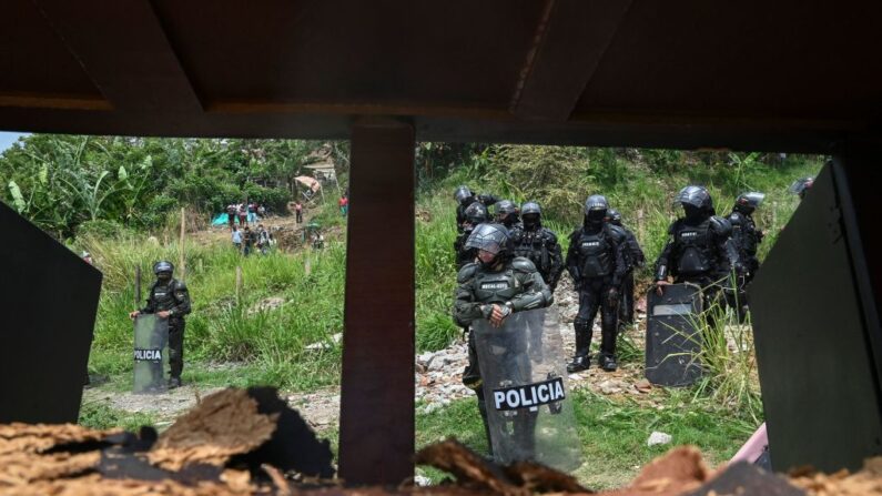 La policía antidisturbios se ven en Cali, Colombia, el 6 de octubre de 2022. (Joaquin Sarmiento/AFP vía Getty Images)