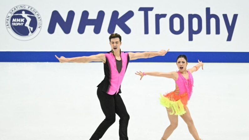 Los chinos Wang Shiyue y Liu Xinyu actúan en la competición del programa de danza rítmica sobre hielo en el Trofeo NHK del Gran Premio ISU de Patinaje Artístico 2022, en Sapporo, el 18 de noviembre de 2022. (Yuichi YAMAZAKI / AFP vía Getty Images