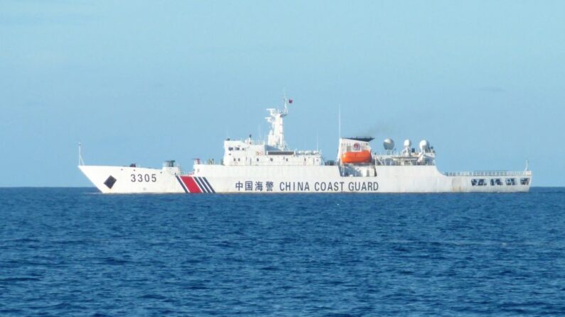 En esta foto tomada el 6 de octubre de 2022, un buque guardacostas chino patrulla Scarborough Shoal, en el mar de China Meridional. (STR/AFP vía Getty Images)