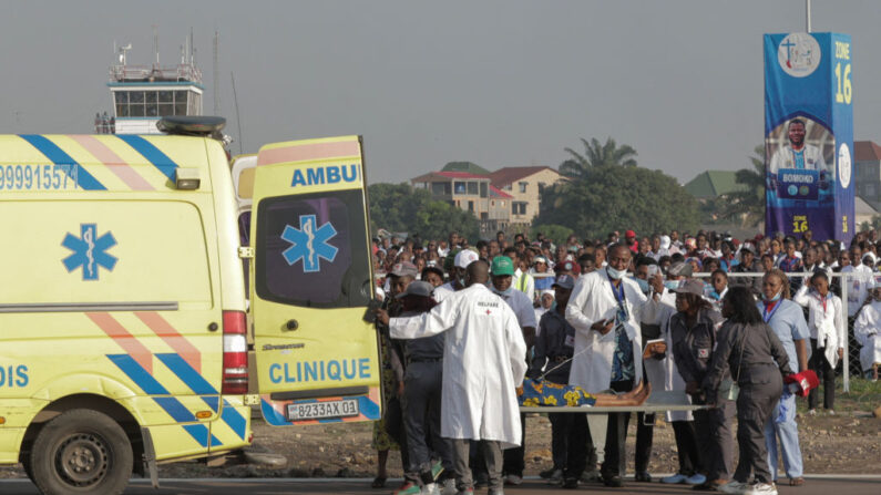 En una fotografía de archivo, personal médico lleva a una persona en una camilla a una ambulancia en Kinshasa, República Democrática del Congo (RDC), (Guerchom Ndebo/AFP vía Getty Images)