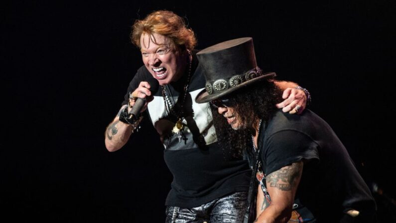 Axl Rose (i), cantante de la banda estadounidense de hard rock Guns N' Roses, actúa en el Helviti Stage en el festival de música heavy metal Copenhell en Copenhague, Dinamarca, el 17 de junio de 2023. (Helle Arensbak/Ritzau Scanpix/AFP vía Getty Images)