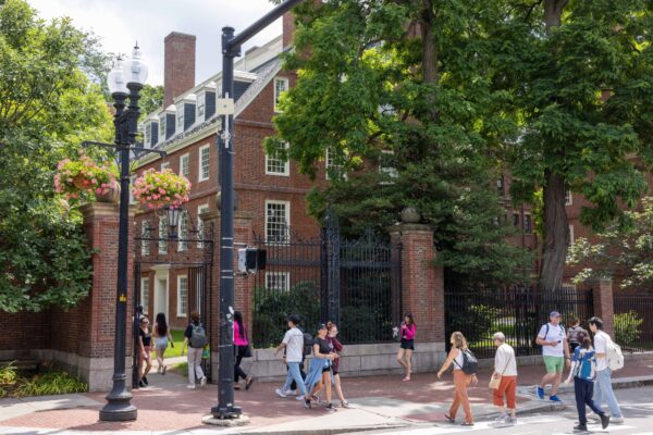 Un grupo de personas atraviesa la puerta de Harvard Yard, en el campus de la Universidad de Harvard, el 29 de junio del 2023 en Cambridge, Massachusetts. (Foto de Scott Eisen/Getty Images)