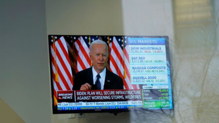 Adm. Biden plantea prohibir cobros a usuarios que cancelan su servicio de televisión en modo anticipado