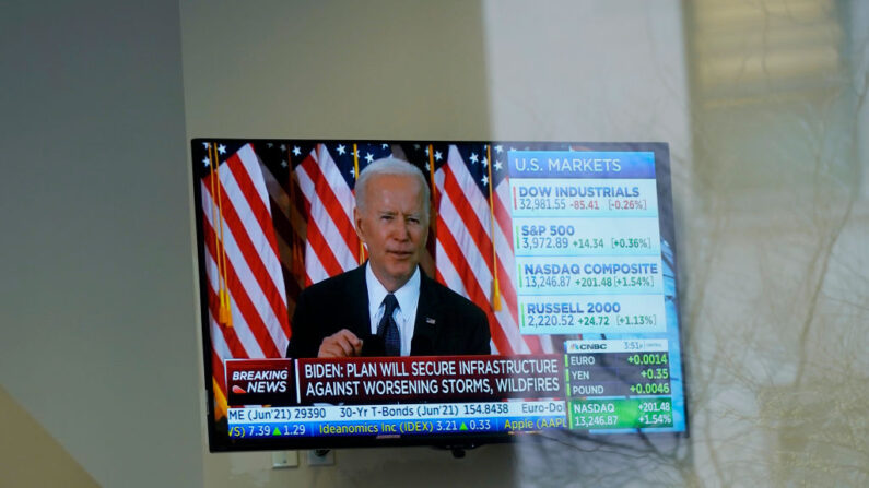 El presidente de Estados Unidos, Joe Biden, es visto en una pantalla de televisión el 31 de marzo de 2021 en Kansas City, Missouri. Imgane d earchivo. (Ed Zurga/Getty Images para Green New Deal Network)