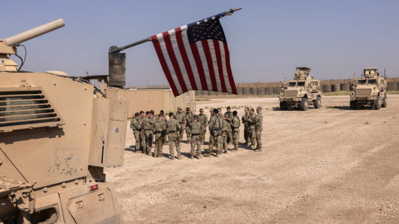 Soldados del Ejército de Estados Unidos se preparan para salir a patrullar desde un puesto de combate remoto el 25 de mayo de 2021 en el noreste de Siria. (John Moore/Getty Images)