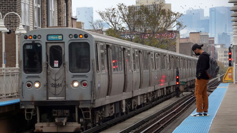 Pasajeros esperan para subir a un tren "L" en una estación el 09 de noviembre de 2021 en Chicago, Illinois (EE.UU.). (Scott Olson/Getty Images)