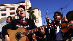 Mariachi revela por qué están en riesgo de desaparecer los músicos de la Plaza del Mariachi en LA