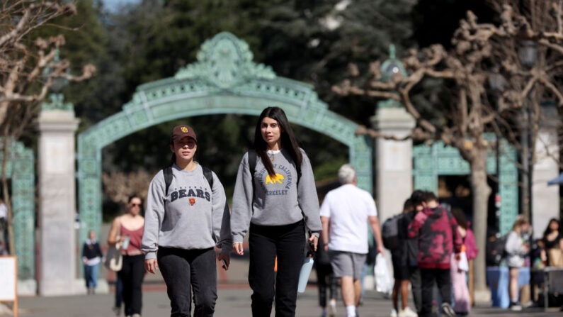Las estudiantes llevan ropa de la escuela UC Berkeley mientras caminan a través de Sproul Plaza en el campus de la UC Berkeley el 14 de marzo de 2022 en Berkeley, California. (Justin Sullivan/Getty Images)