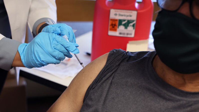 Un farmacéutico administra una vacuna de refuerzo contra el COVID-19 durante un evento organizado por el Departamento de Salud Pública de Chicago en el Southwest Senior Center el 09 de septiembre de 2022 en Chicago, Illinois. (Scott Olson/Getty Images)