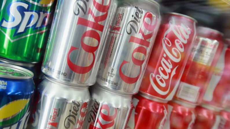 La FDA propone prohibir el aditivo alimentario utilizado en los refrescos
Coca-Cola light en una foto de archivo (Getty Images)