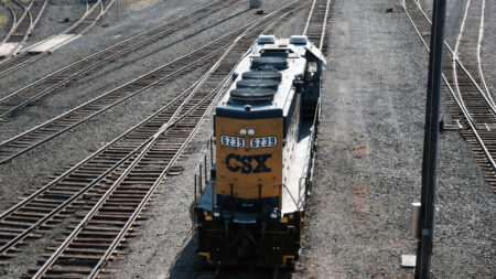 Kentucky declara emergencia y ordena evacuaciones tras descarrilamiento de tren con productos químicos