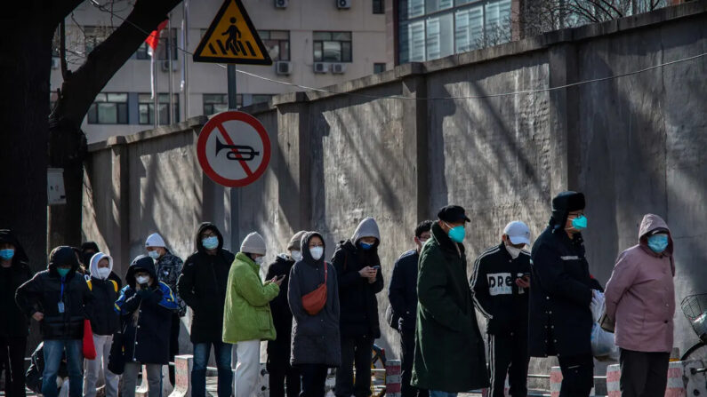 La gente hace cola fuera de una clínica de fiebre en un hospital por la mañana en Beijing, China, el 11 de diciembre de 2022. (Kevin Frayer/Getty Images)