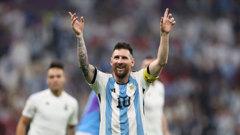Lionel Messi de Argentina celebra la victoria de su equipo por 3-0 en el partido de semifinales de la Copa Mundial de la FIFA Qatar 2022 entre Argentina y Croacia en el Estadio Lusail el 13 de diciembre de 2022 en la ciudad de Lusail, Qatar. (Clive Brunskill/Getty Images)
