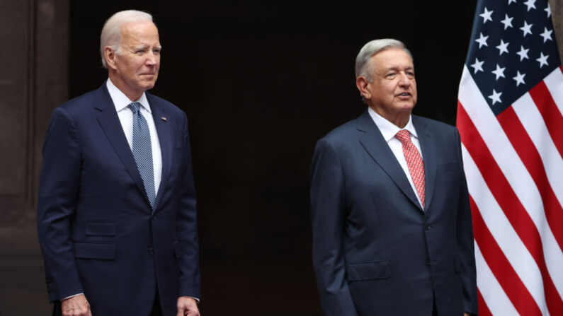 El presidente de Estados Unidos, Joe Biden, y el presidente de México, Andrés Manuel López Obrador, durante una ceremonia de bienvenida de la 'Cumbre de Líderes de América del Norte 2023' en el Palacio Nacional el 09 de enero de 2023 en la Ciudad de México, México. (Hector Vivas/Getty Images)