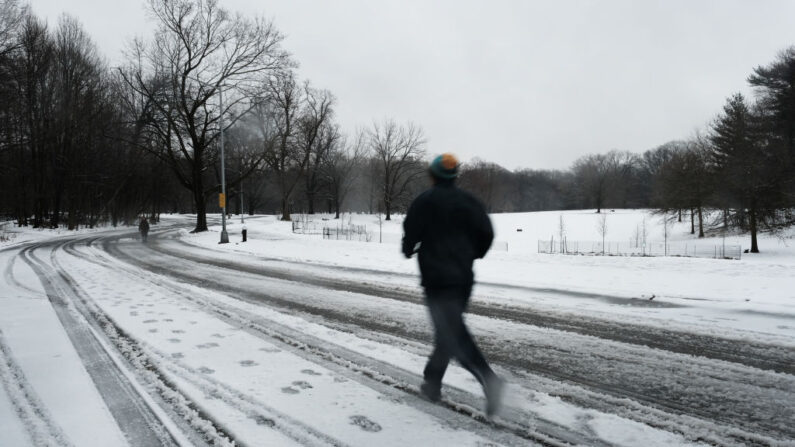 Un grupo de personas corre por el Prospect Park de Brooklyn en una mañana nevada el 28 de febrero de 2023 en Nueva York. (Spencer Platt/Getty Images)