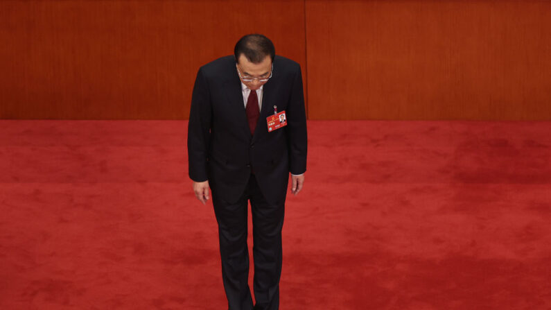 El primer ministro chino Li Keqiang se inclina ante los delegados tras presentar su informe de trabajo durante la apertura de la primera sesión de la XIV Asamblea Popular Nacional en el Gran Salón del Pueblo de Beijing, el 5 de marzo de 2023.(Lintao Zhang/Getty Images)