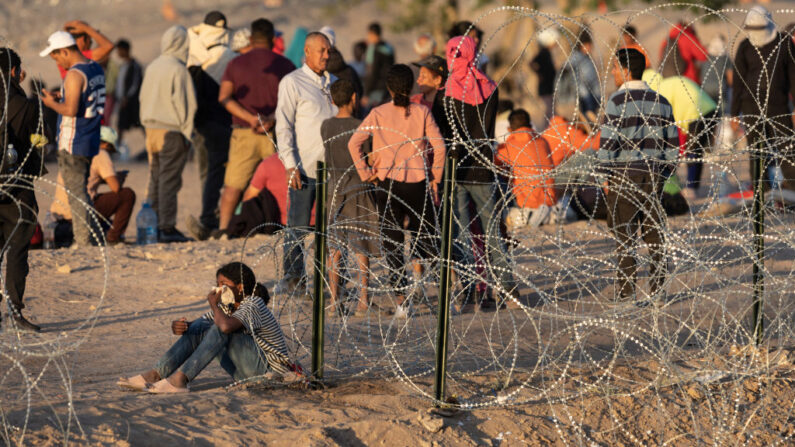 Una foto de archivo de inmigrantes cerca de la valla fronteriza entre Estados Unidos y México tras cruzar desde México el 09 de mayo de 2023 en El Paso, Texas. (John Moore/Getty Images)