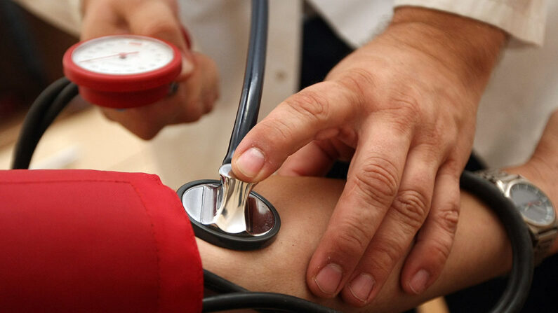 Un médico comprueba la presión arterial de un paciente el 5 de septiembre de 2012 en Berlín, Alemania. (Adam Berry/Getty Images)