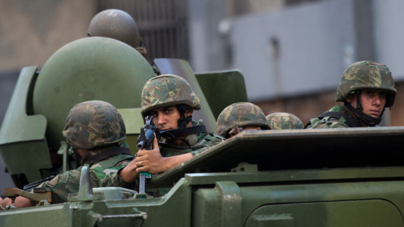 Los vehículos blindados de los marines brasileños en una fotografía de archivo del 3 de marzo de 2013. (Christophe Simon/AFP vía Getty Images)