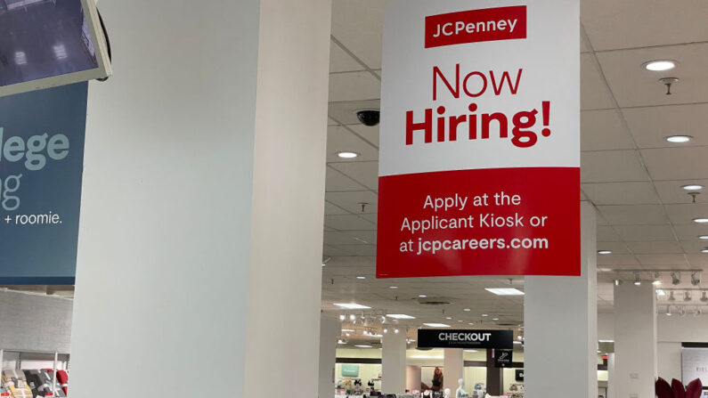 Un letrero de se busca ayuda es colocado dentro de una tienda JCPenney en The Shops at Tanforan el 01 de septiembre de 2023 en San Bruno, California. (Justin Sullivan/Getty Images)